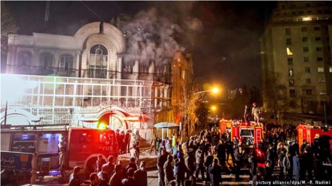 Protestors Set Fire Saudi Embassy in Tehran 